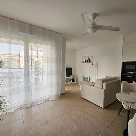 Appartement Neuf, 200m De La De *